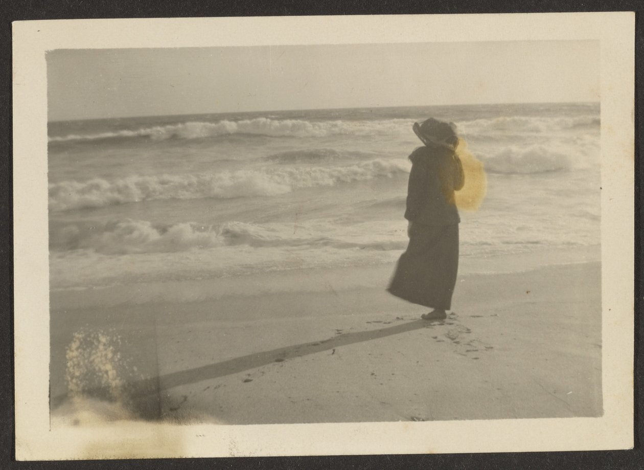 [Mujer en la playa] de Louis Fleckenstein