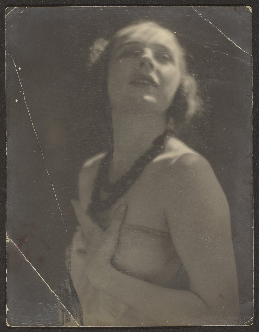 [Mujer con collar de cuentas] de Louis Fleckenstein