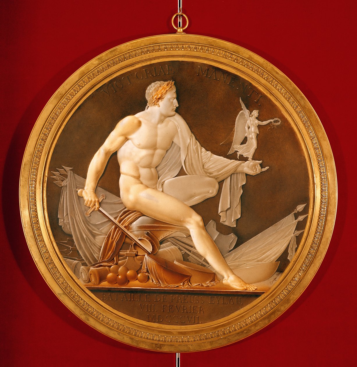 Placa circular conmemorativa de la Batalla de Eylau, que representa a Napoleón sosteniendo una figura de la Victoria, Sevres, 1809 de Marie Philippe Coupin de la Couperin