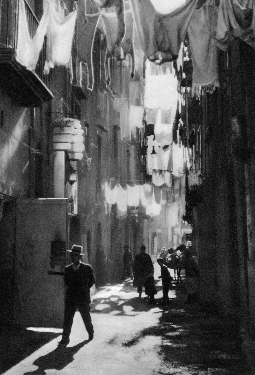 Calle estrecha en Nápoles, Italia, 1937 de Martin Hurlimann