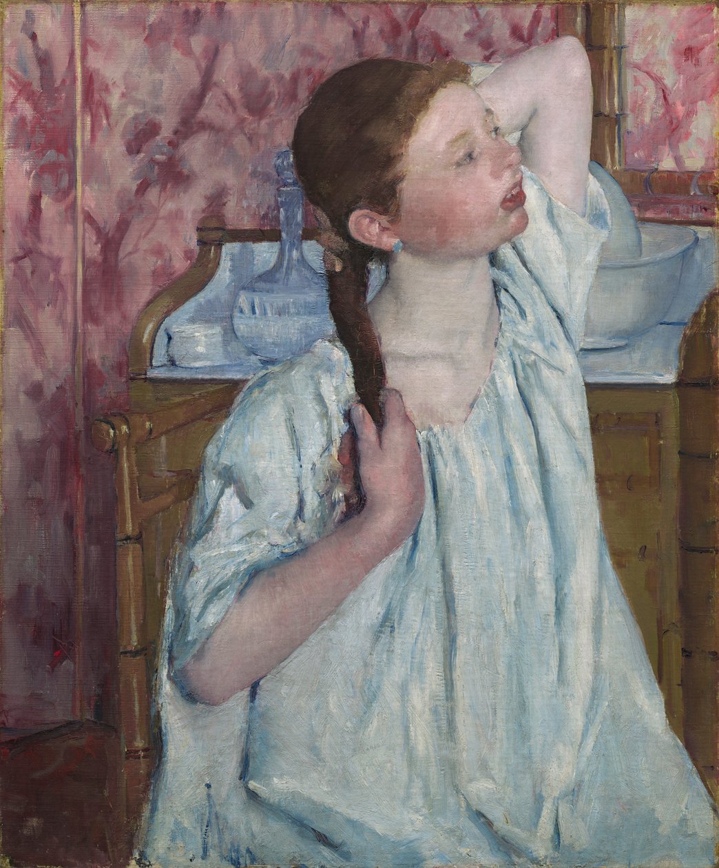 Chica arreglándose el cabello de Mary Stevenson Cassatt