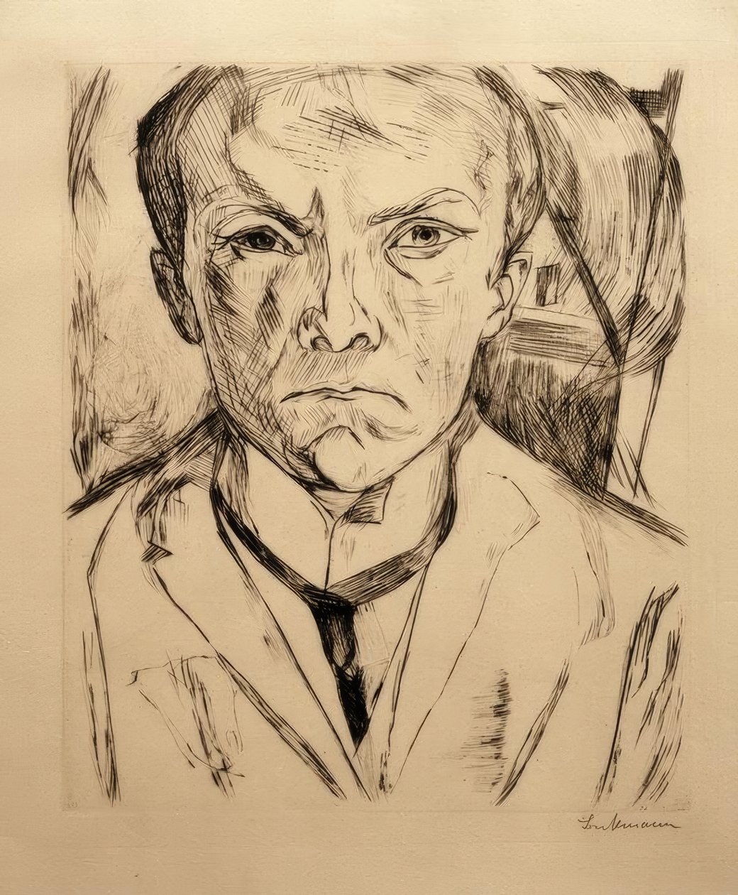 Autorretrato de frente, con fachada de casa al fondo de Max Beckmann