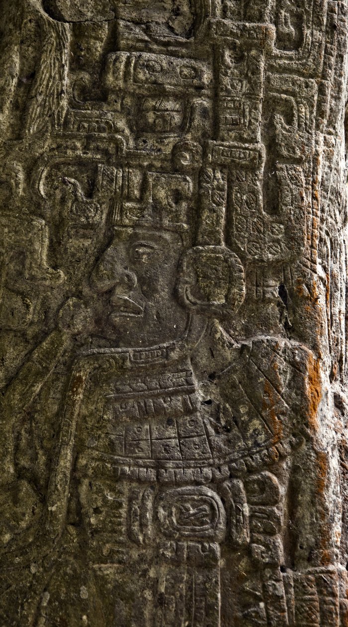 (detalle) de Estela 14 que representa a un jugador de pelota en un estilo maya no clásico, Terminal Clásico de Mayan