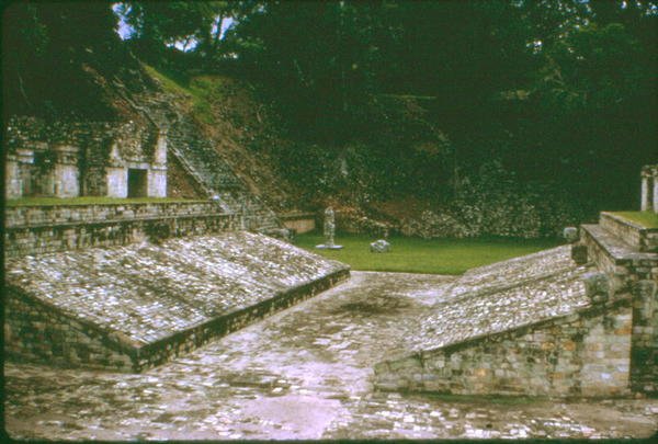 Cancha de pelota, utilizada para juegos religiosos de Mayan