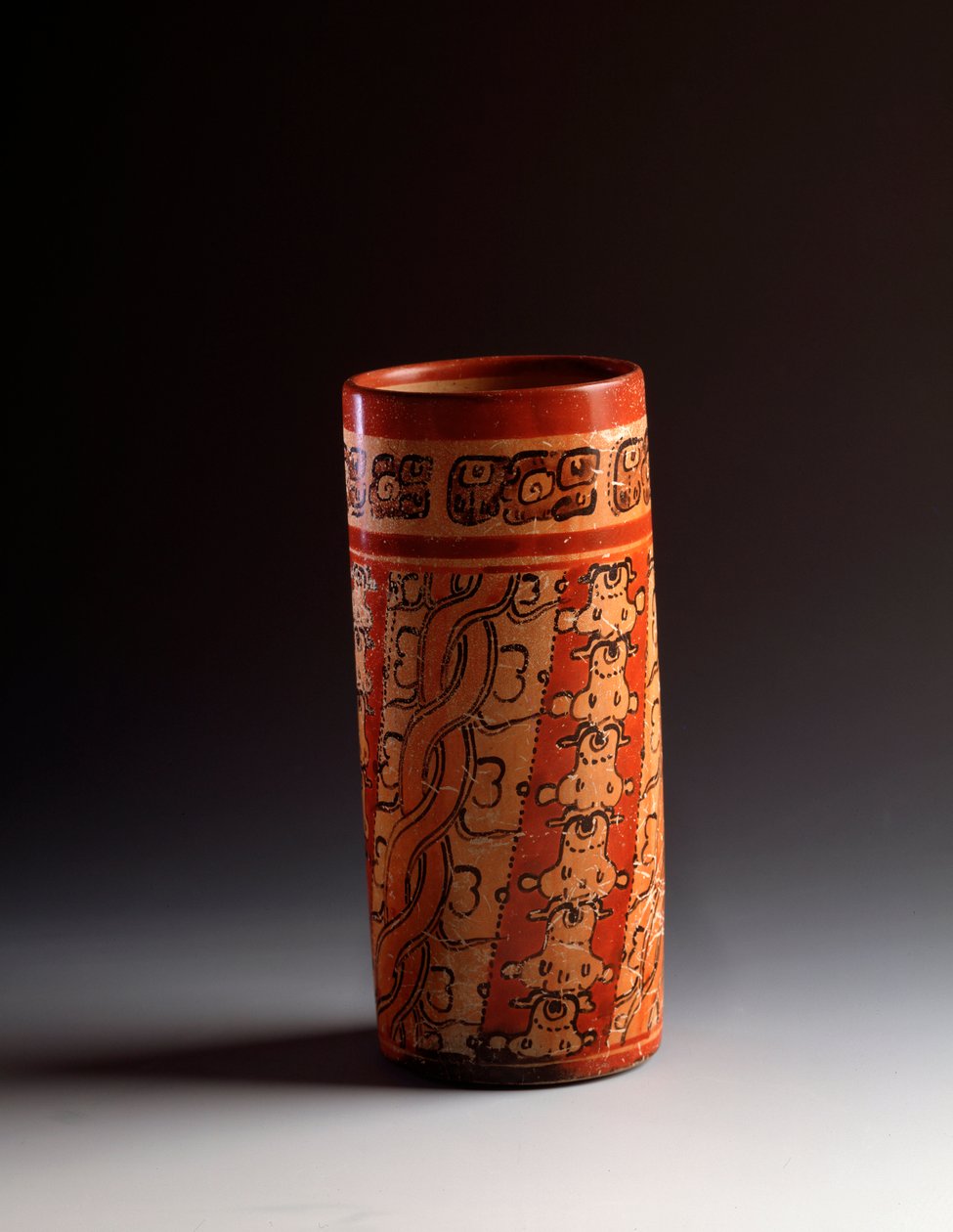 Vaso cilíndrico de arcilla policromada. De Tikal de Mayan Mayan