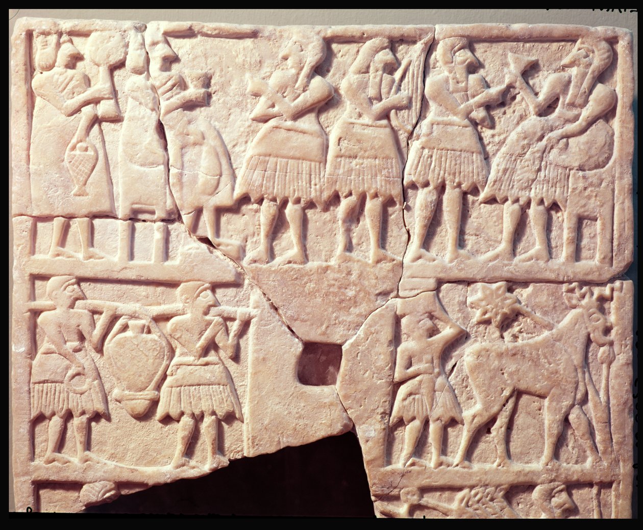 Placa votiva que representa una escena de ofrenda, de Diyala, Período Dinástico Temprano, 2600-2500 a.C. de Mesopotamian