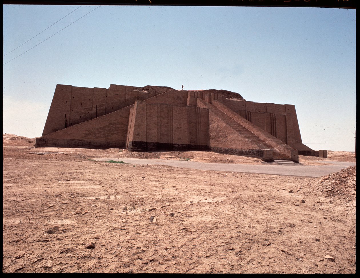 Vista del zigurat reconstruido, 2050 a.C. de Mesopotamian Mesopotamian
