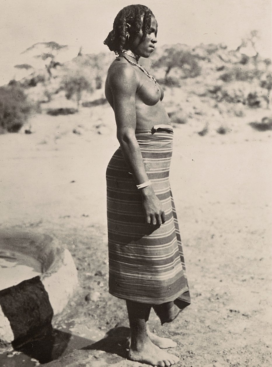 Construyendo un Imperio en la era Fascista: Mujer Cunama, 09/05/1936 de Modestino Baldinetti