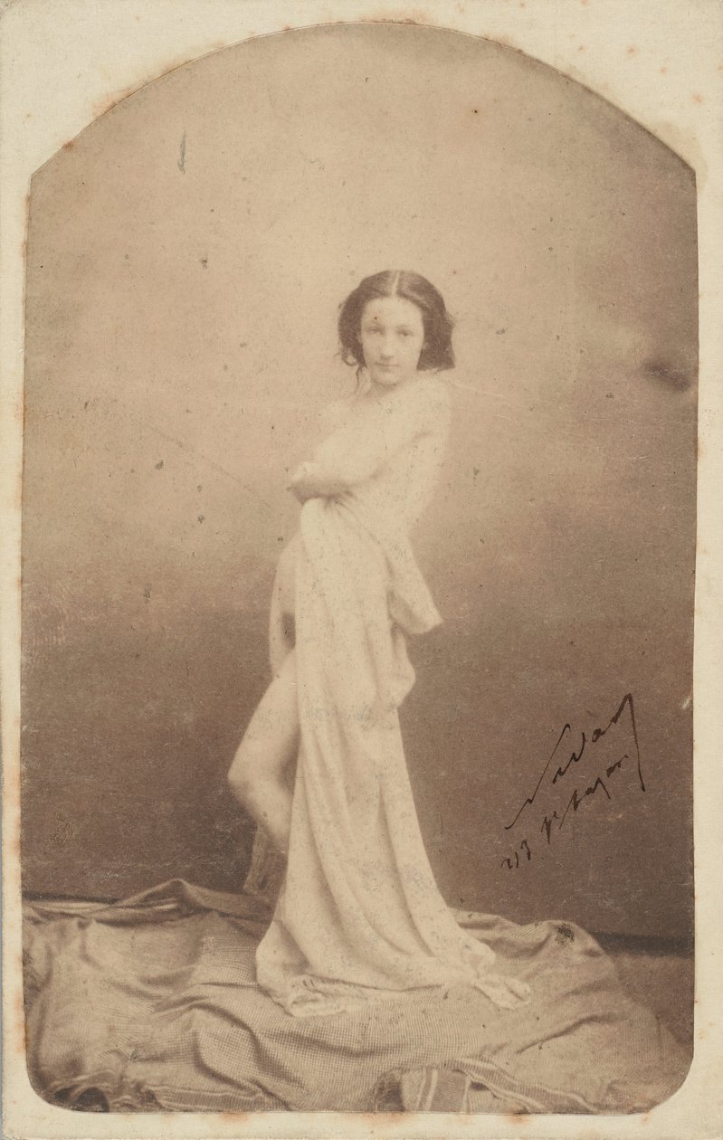 [Desnudo de pie con drapeado] de Nadar
