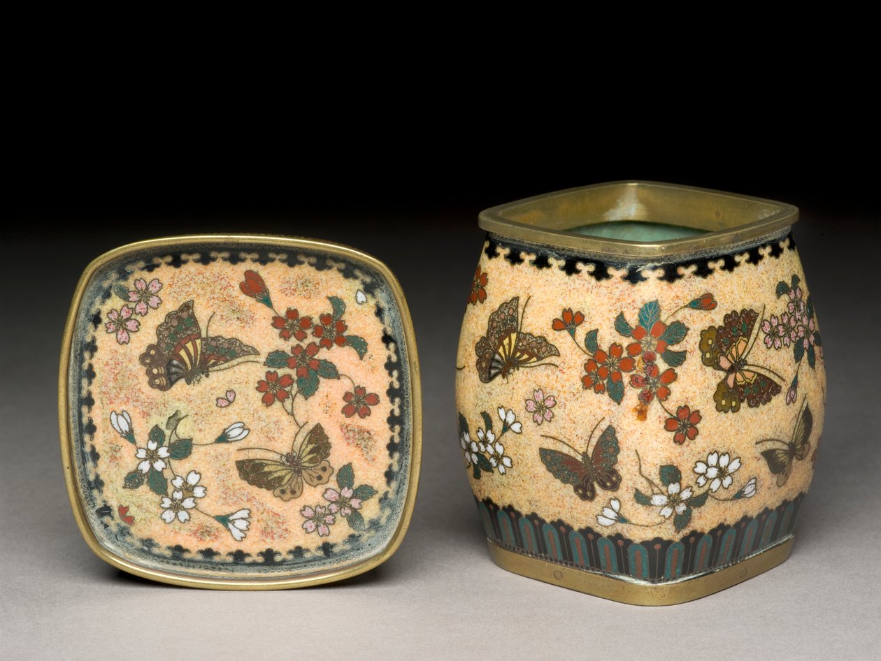 Tarro de tabaco y soporte con mariposas y flores, c.1880 de Namikawa Yasuyuki