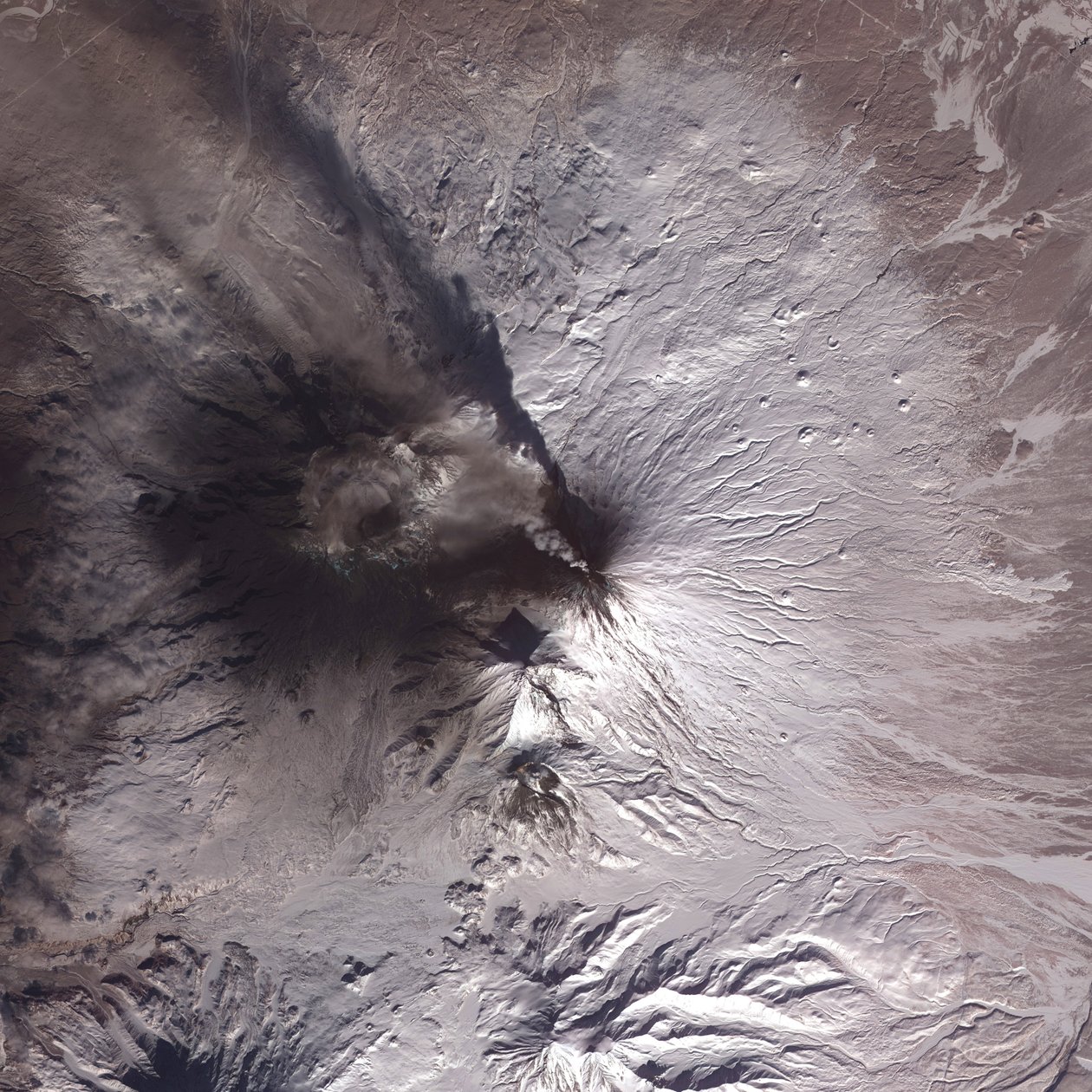 Imagen satelital de la erupción del volcán Kliuchevskoi o Klyuchevskaya Sopka, Península de Kamchatka, Rusia, 2010. Ha estado activo casi continuamente desde su primera erupción registrada en 1697. Crédito: NASA. de National Aeronautics and Space Administration National Aeronautics and Space Administration