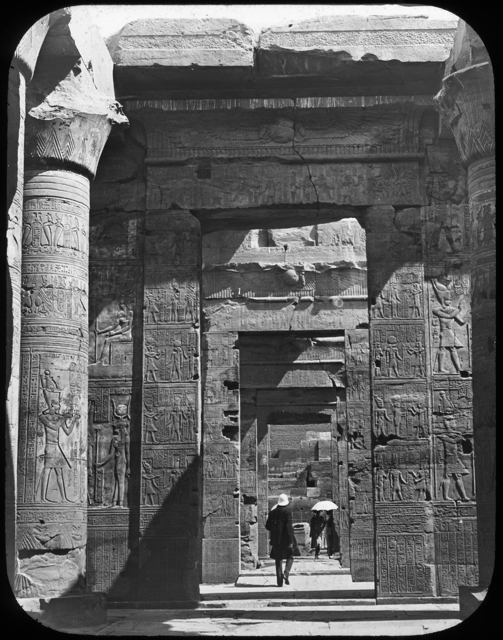 Entrada del templo, Kom Ombo, Egipto, c. 1890 de Newton and Co