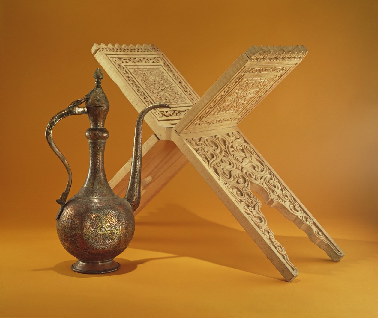 Vasija de Cobre y Soporte para el Corán (madera tallada) de Pakistani School