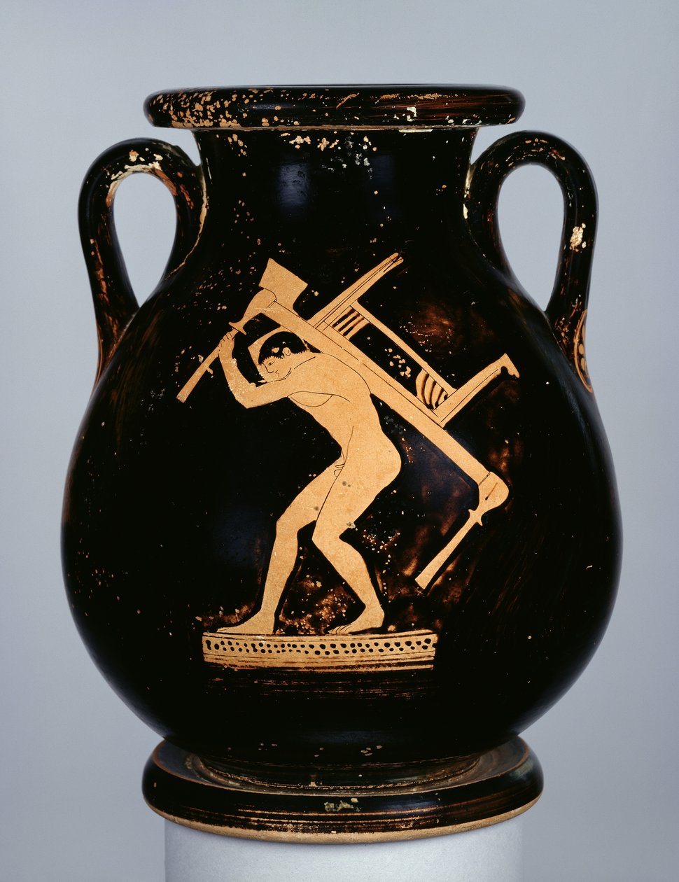 Pelike de figuras rojas áticas decorada con un joven llevando un sofá y una mesa de tres patas en su espalda, c.480 a.C. de Pan Painter