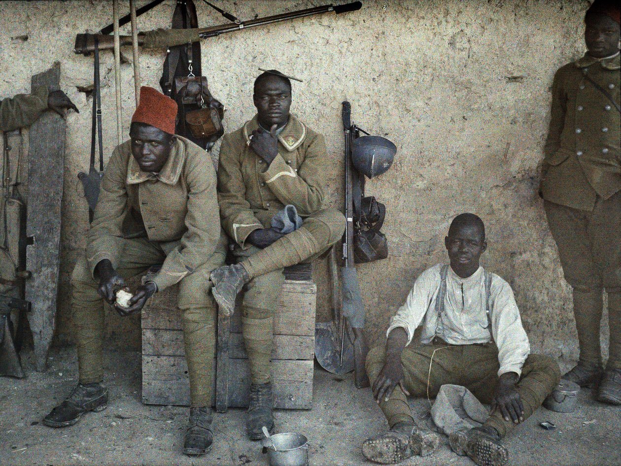 Soldados senegaleses sirviendo en el ejército francés como infantes descansando en una habitación con armas y equipo, Saint-Ulrich, Departamento Haut-Rhin, Alsacia, Francia, 16 de junio de 1917 (autocromo) de Paul Castelnau
