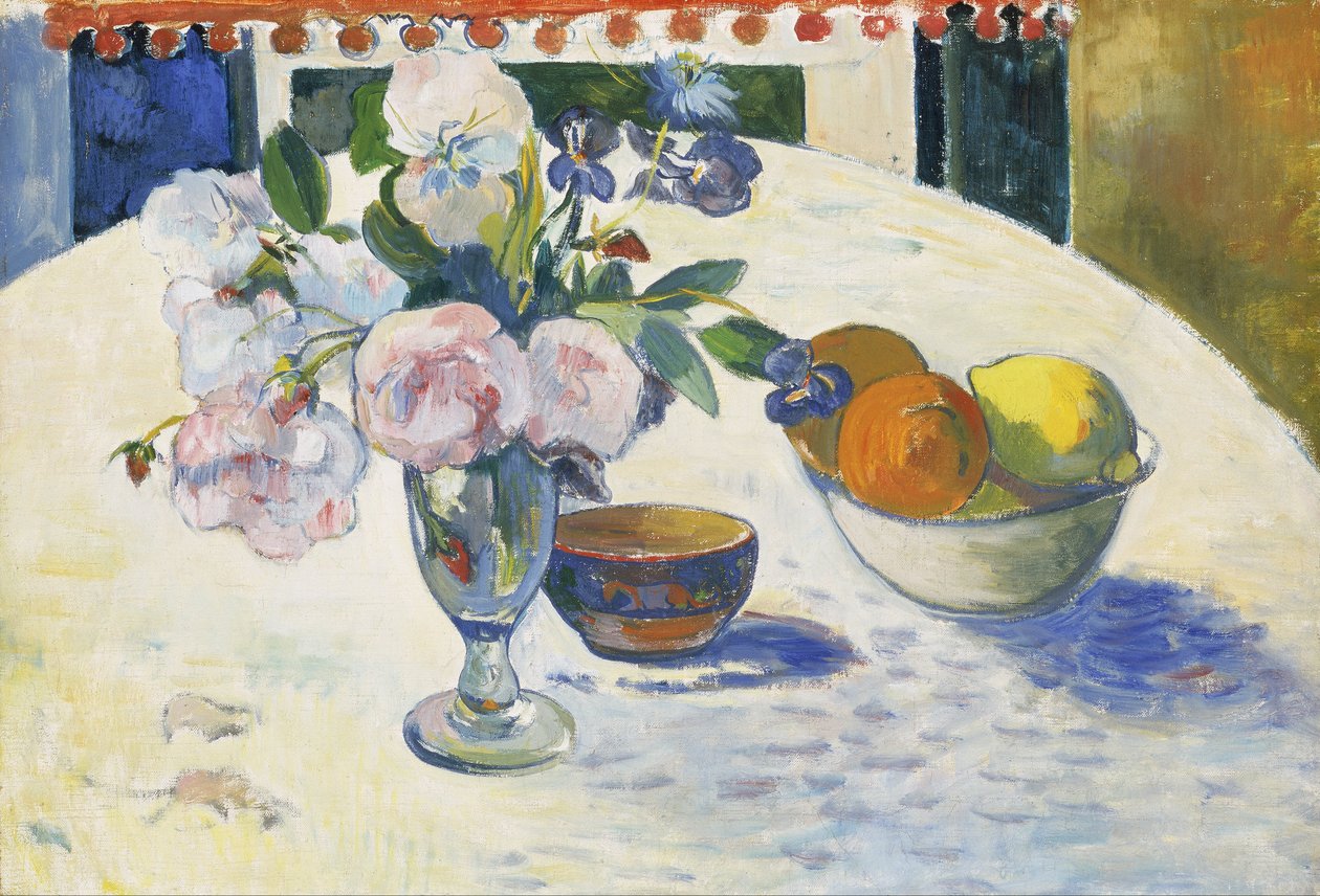 Flores y un cuenco de frutas en una mesa de Paul Gauguin