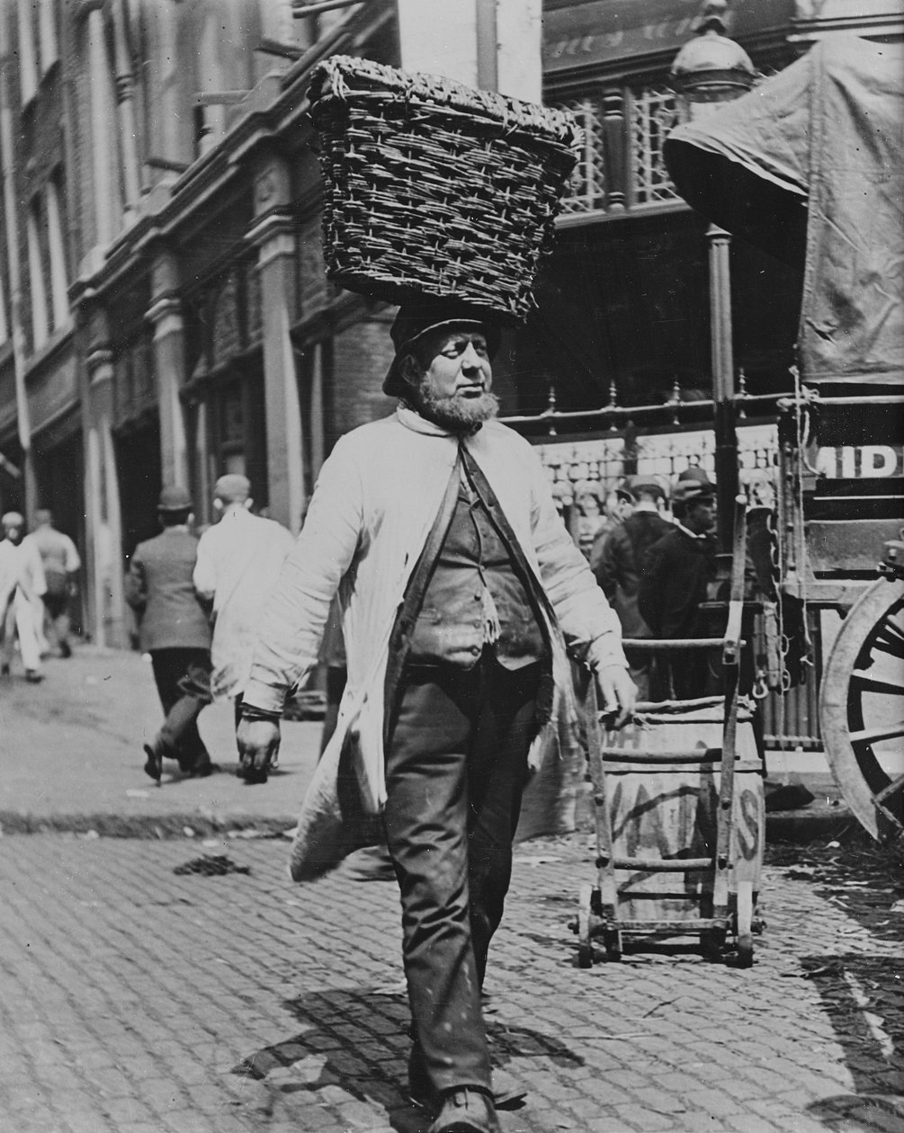 Portadores de pescado en el mercado de Billingsgate, 1893 de Paul Martin