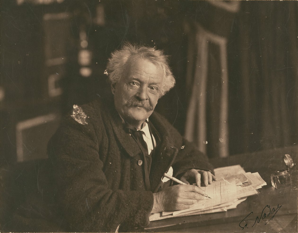 [Félix Nadar sentado a la mesa de escribir] de Paul Nadar