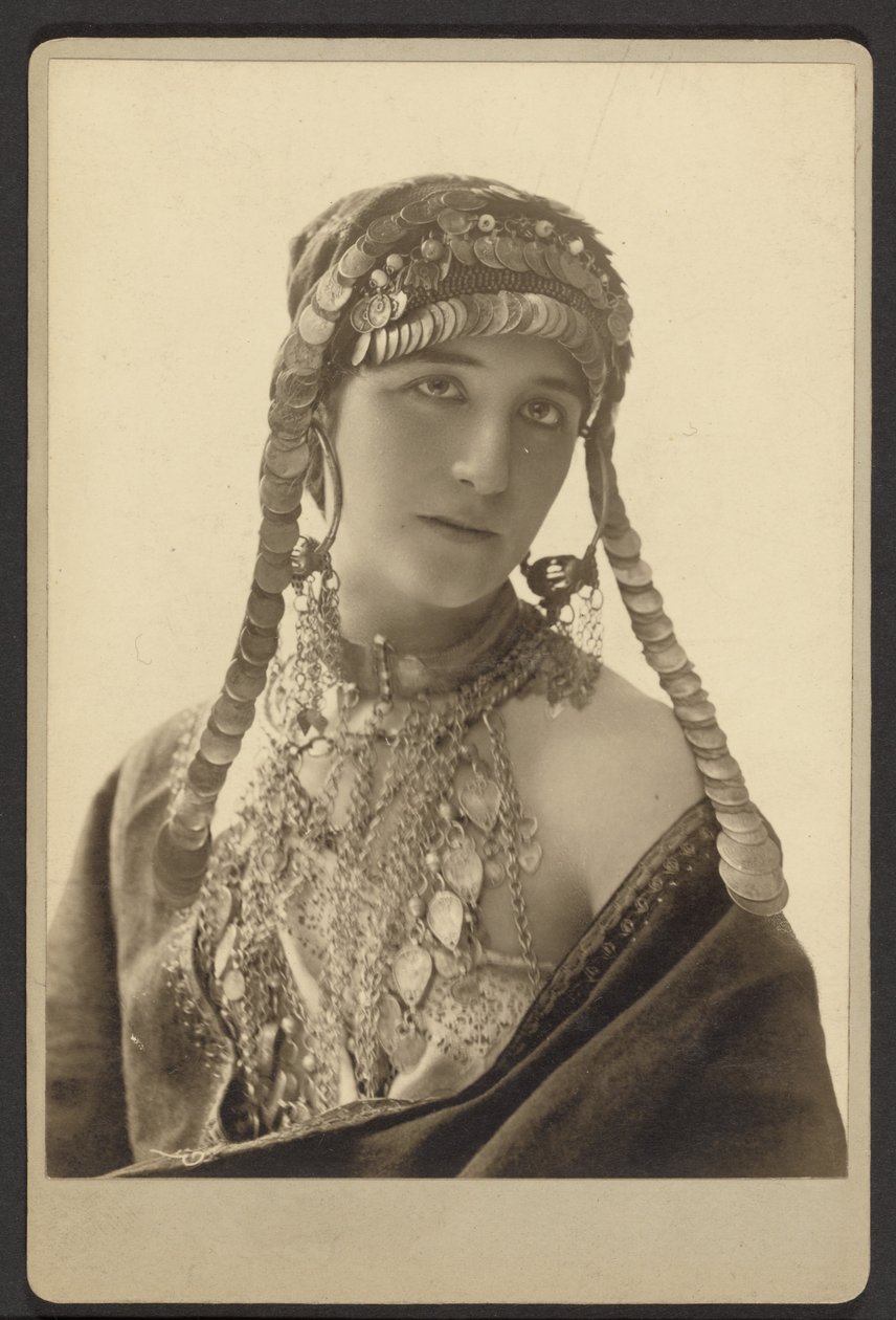 [Mujer desconocida en traje teatral] de Paul Nadar