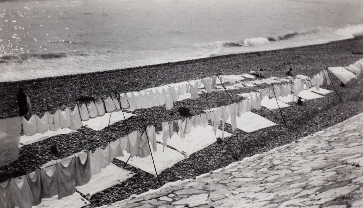 Secado de ropa en la playa, Niza de Paul Nash