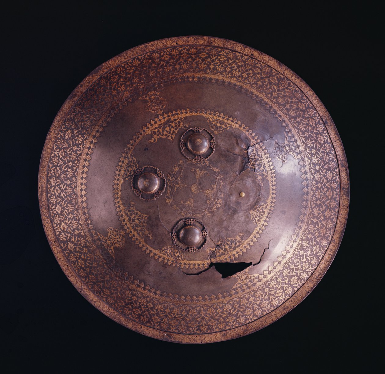 Escudo de acero con decoración intrincada en oro de Persian School
