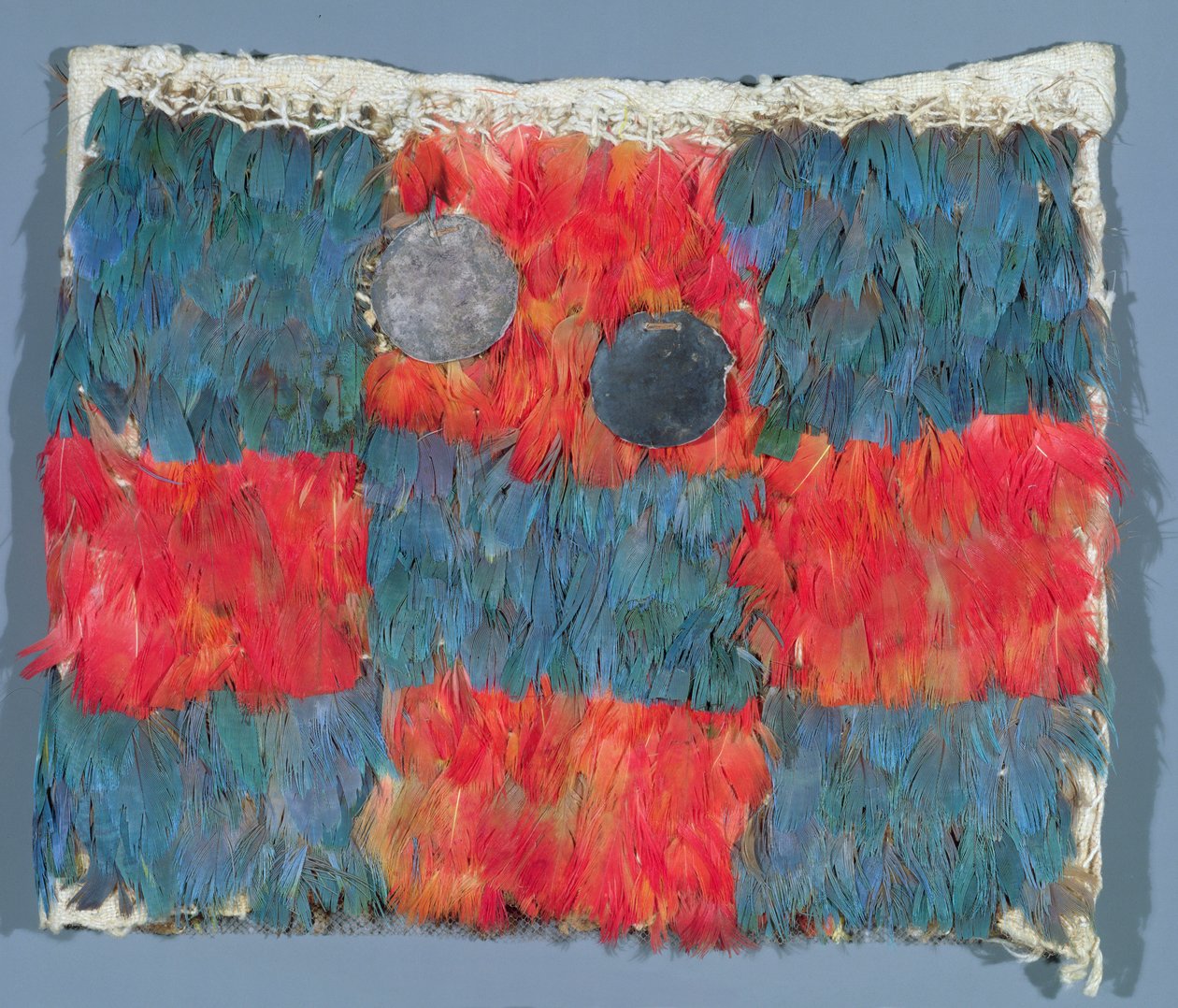 Capa de plumas (textil) de Peruvian School