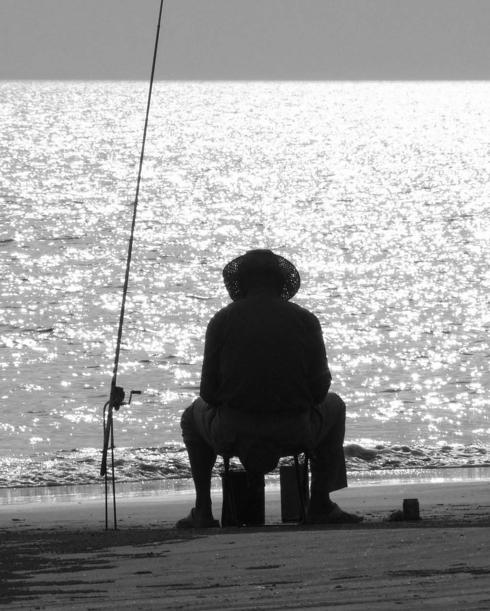 Pescando en la playa de Sanya... China, 2008 de Peter McClure