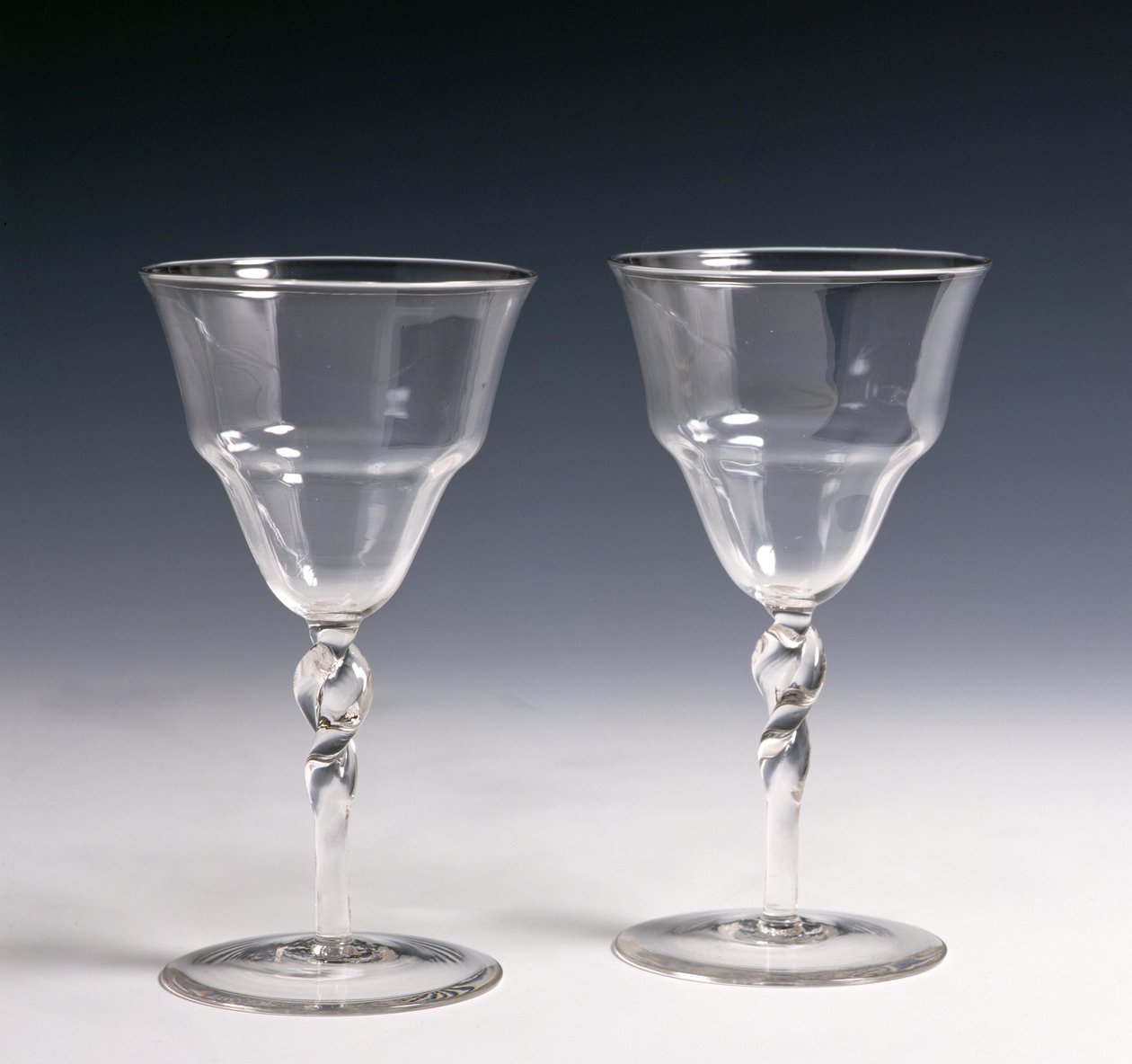 Copas de vino de Philip Webb