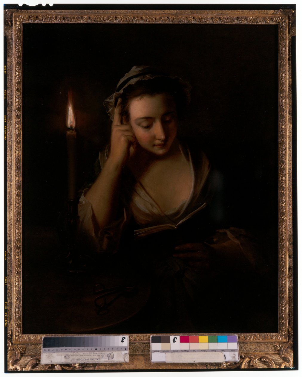 Una joven leyendo a la luz de las velas de Philippe Mercier