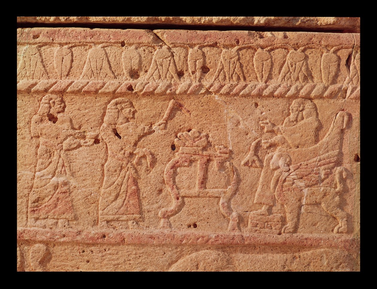 Relieve que representa a sirvientes rindiendo homenaje al rey (detalle) de Phoenician