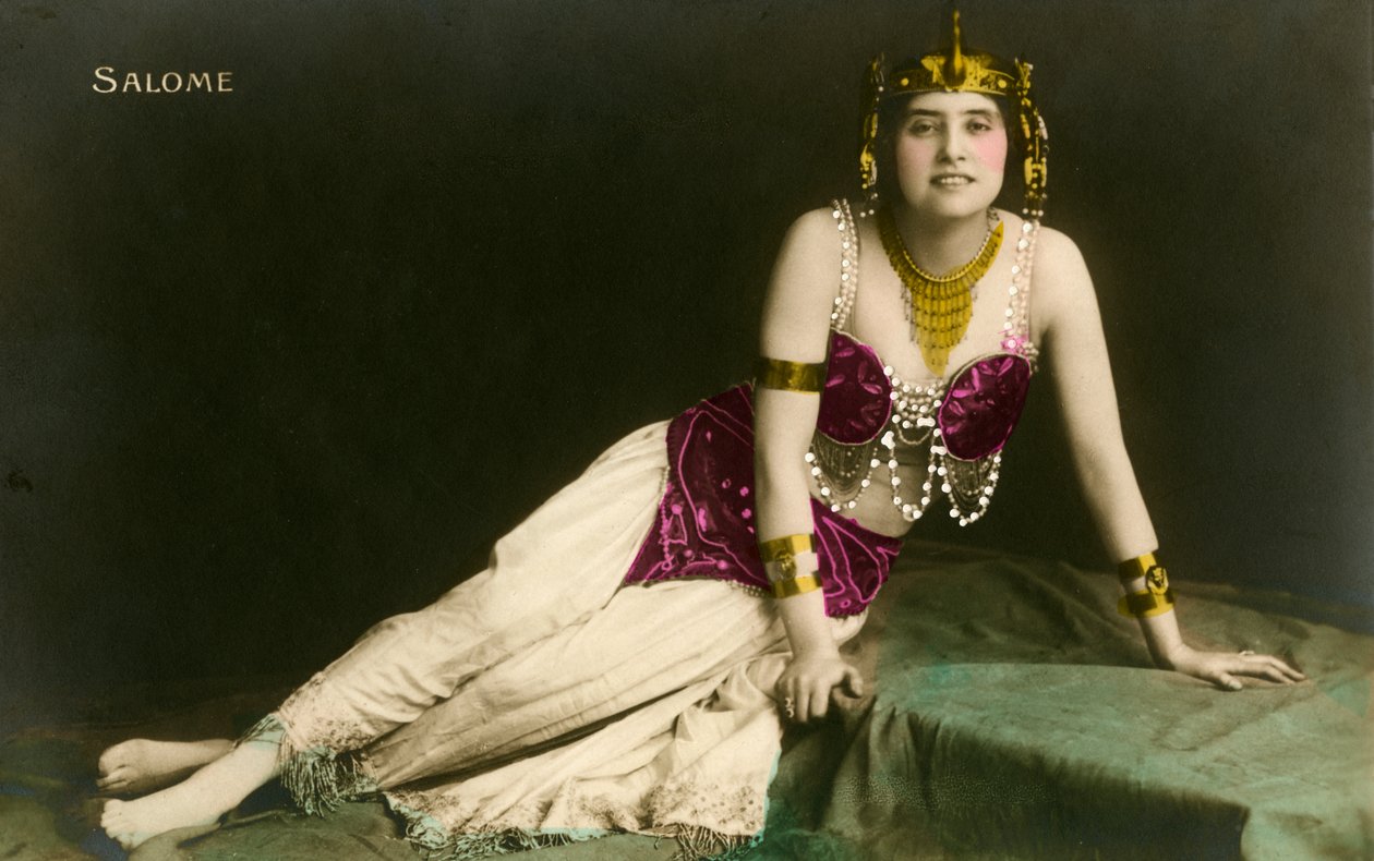 Salomé posando seductoramente en un traje revelador de Photographer French