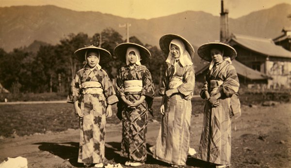 Mujeres japonesas con vestimenta tradicional de Photographer Japanese