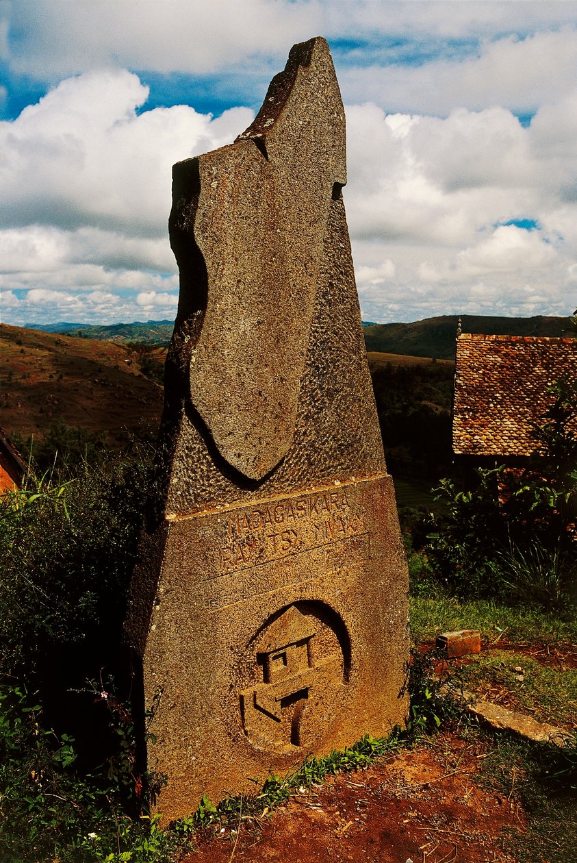 Estela que representa Madagascar, Ambohimanga, Madagascar de Blaise Nicolas Le Sueur