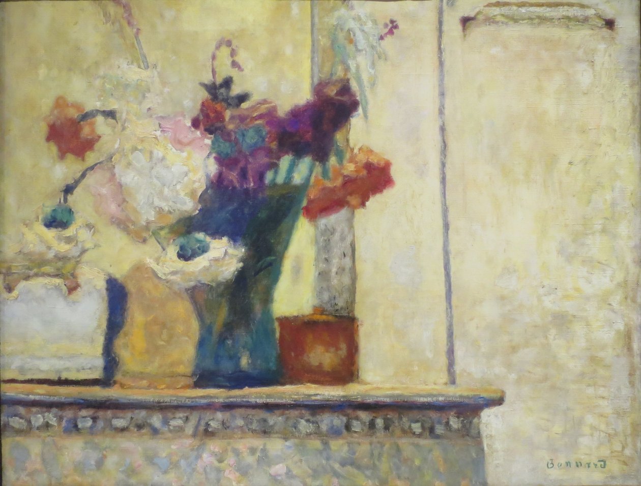 Flores en la repisa de la chimenea de Pierre Bonnard