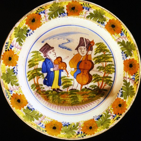 Plato de la manufactura de Viana do Castelo que representa a dos músicos de Portuguese School