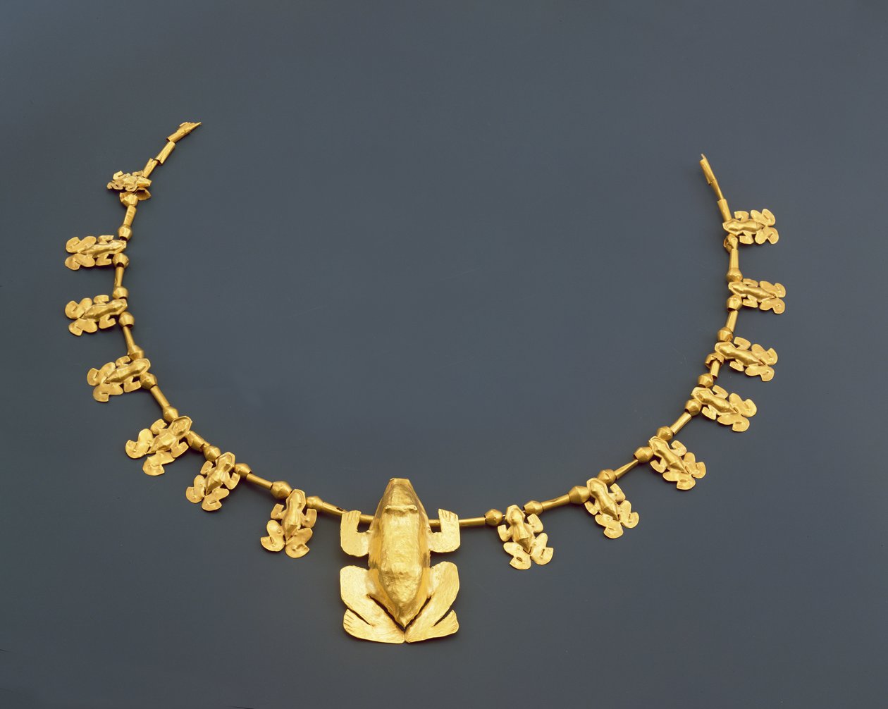 Collar Quimbaya con ranas, de Colombia de Pre Columbian