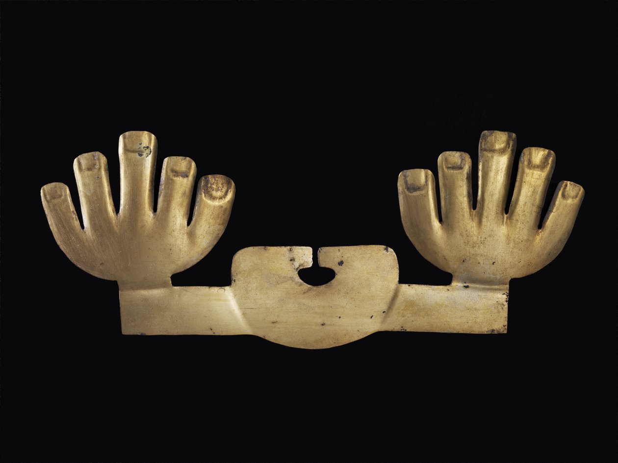 Ornamento nasal con manos, posiblemente Moche de Pre Columbian Pre Columbian