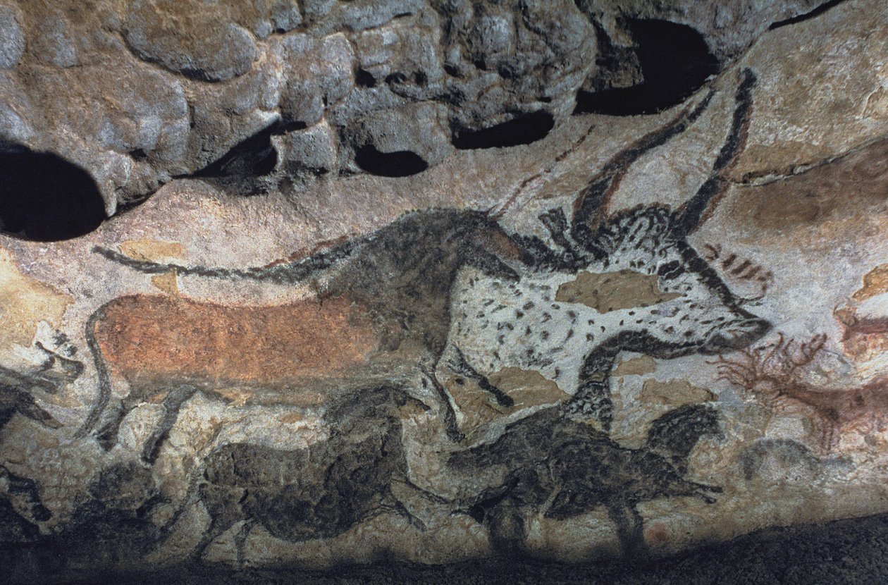 Pintura rupestre de un toro y caballos, c.17000 a.C. de Prehistoric