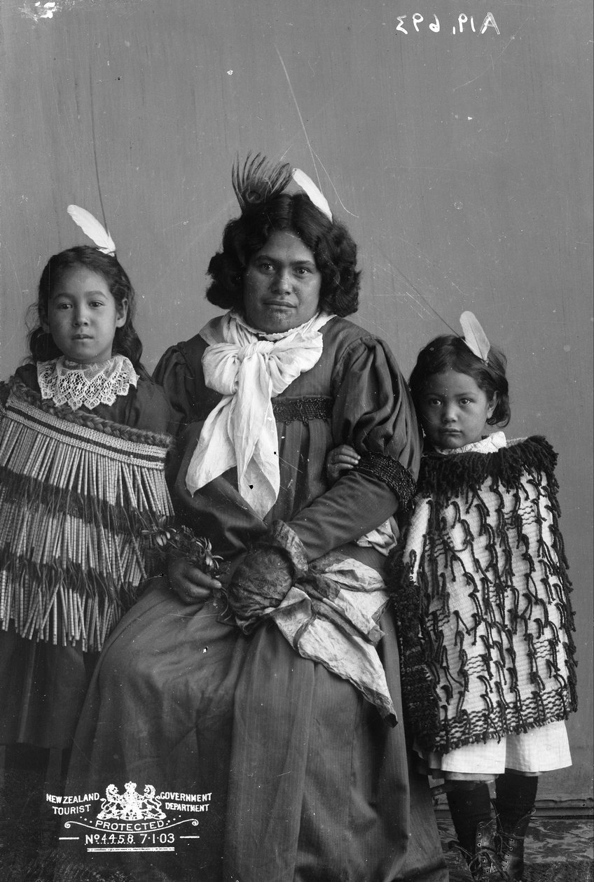 Mujer maorí y dos niños de Pulman and Son