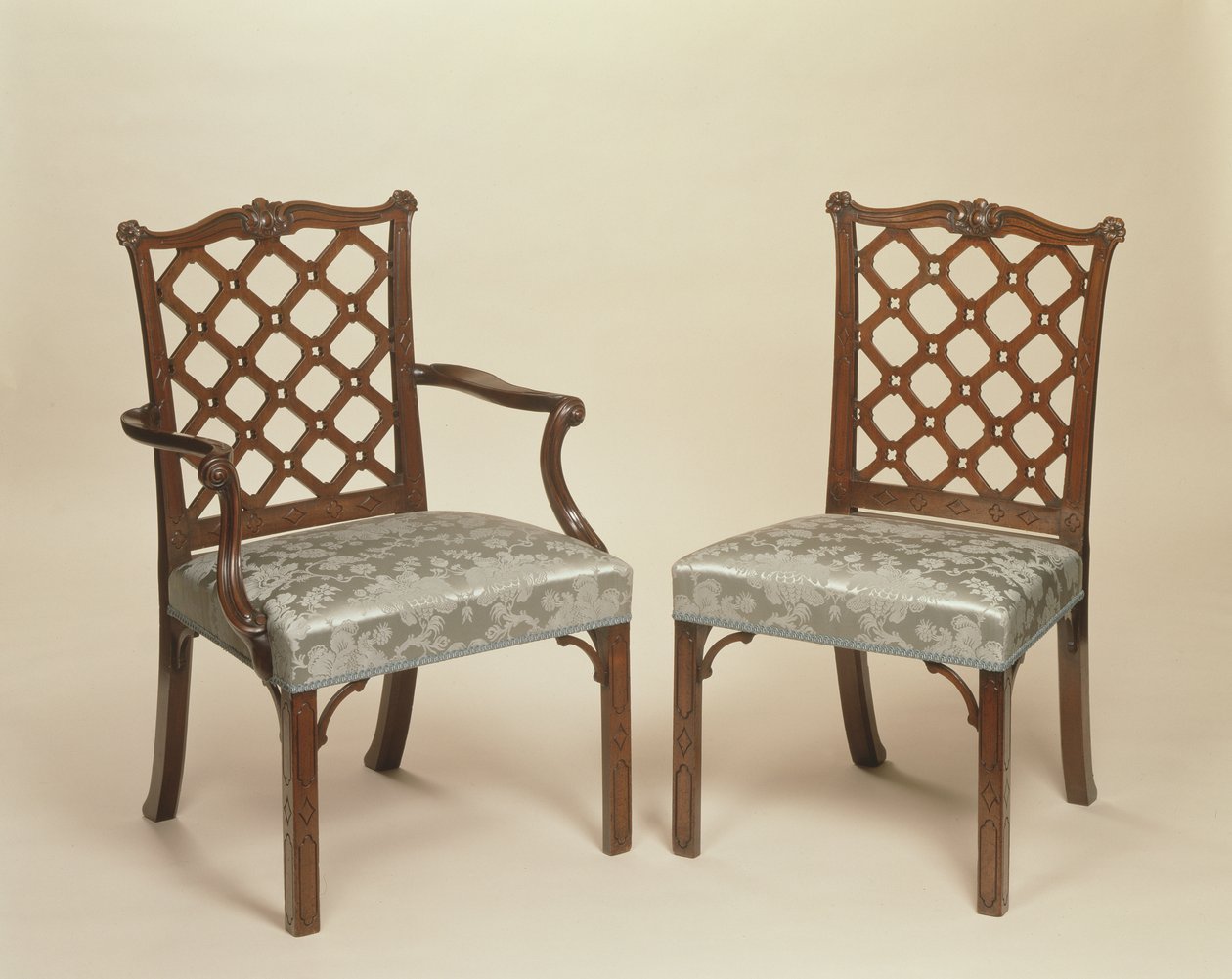 Un par de sillas de comedor de Jorge III, c.1765 de Robert Manwaring