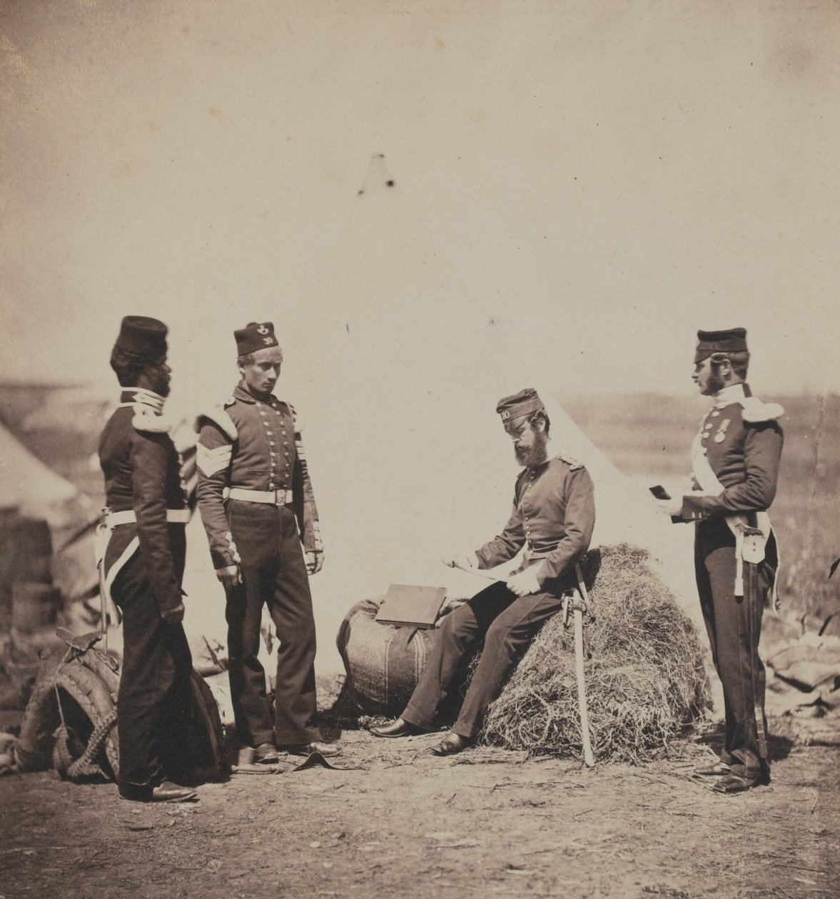 Capitán Mark Walker, 30º Regimiento de Infantería (El de Cambridgeshire), Leyendo Órdenes Generales, de un álbum de 52 fotografías asociadas con la Guerra de Crimea, 1855 de Roger Fenton