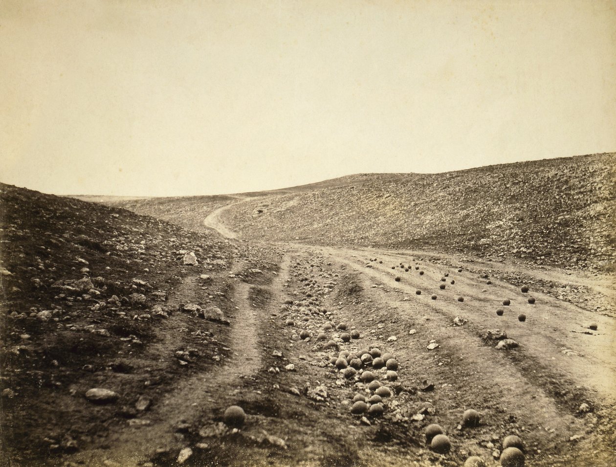 El valle de la muerte, después de la carga de la Brigada Ligera, 1855 de Roger Fenton