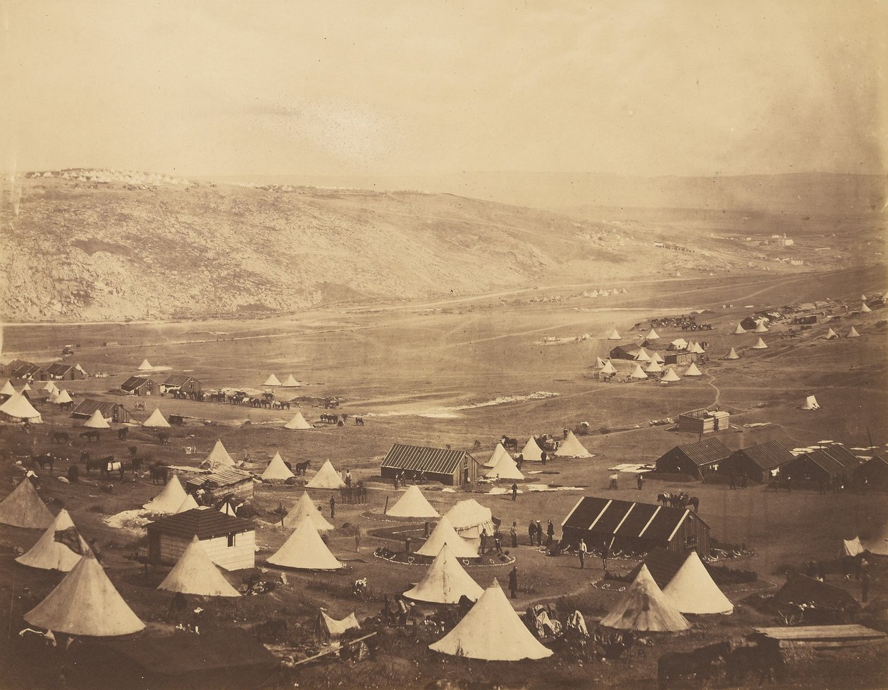 Campamento de Caballería, mirando hacia Kadikoi. de Roger Fenton