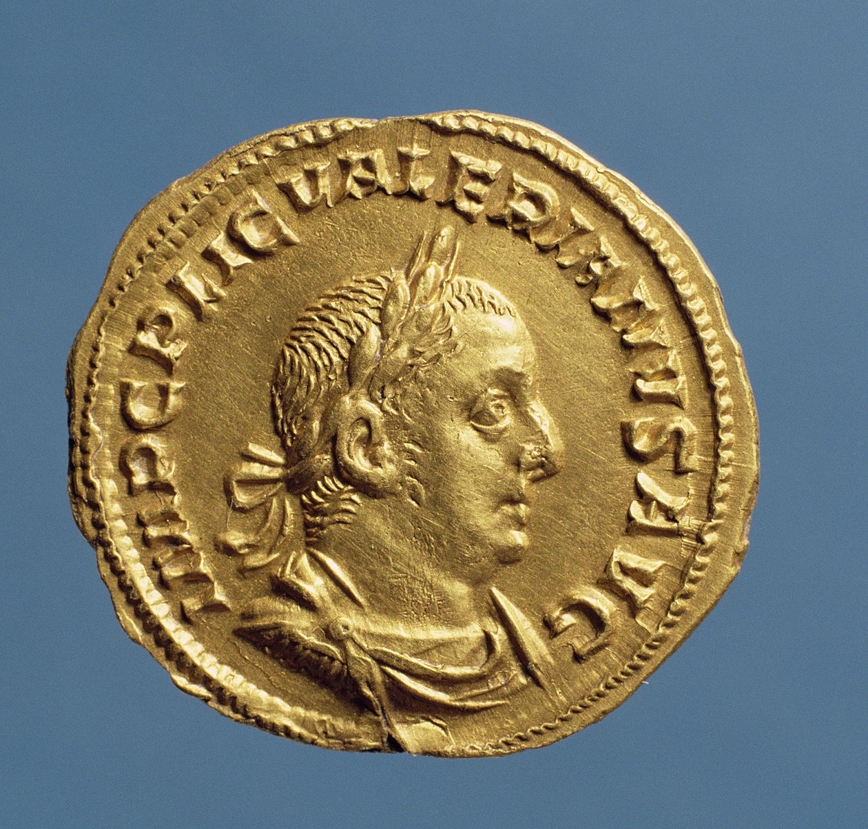 Áureo (anverso) de Valeriano I, con coraza, llevando una corona de laurel. Inscripción: IMP C P LIC VALERIANVS AVG de Roman