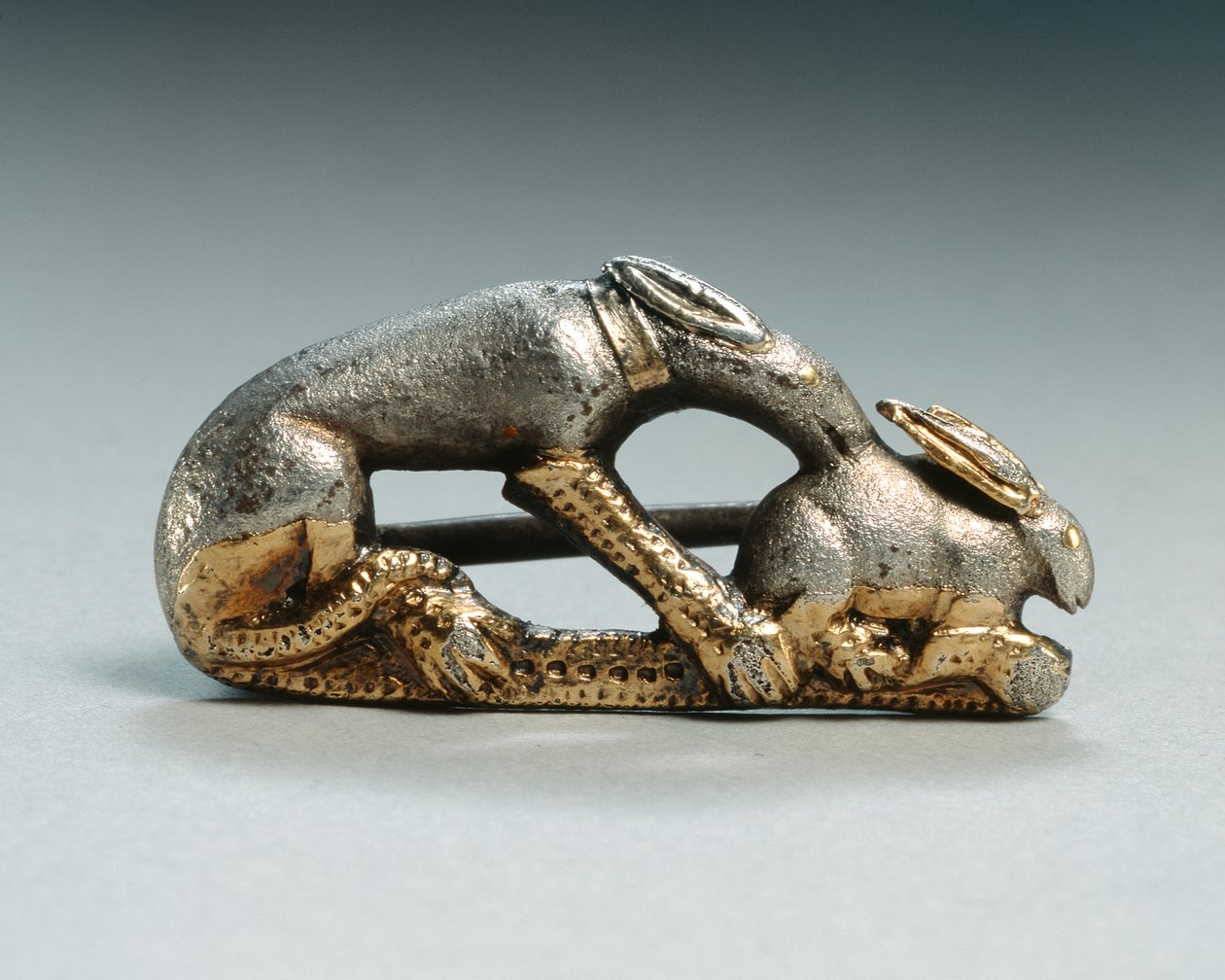 Fíbula de un perro cazando un conejo (plata y dorado) de Roman