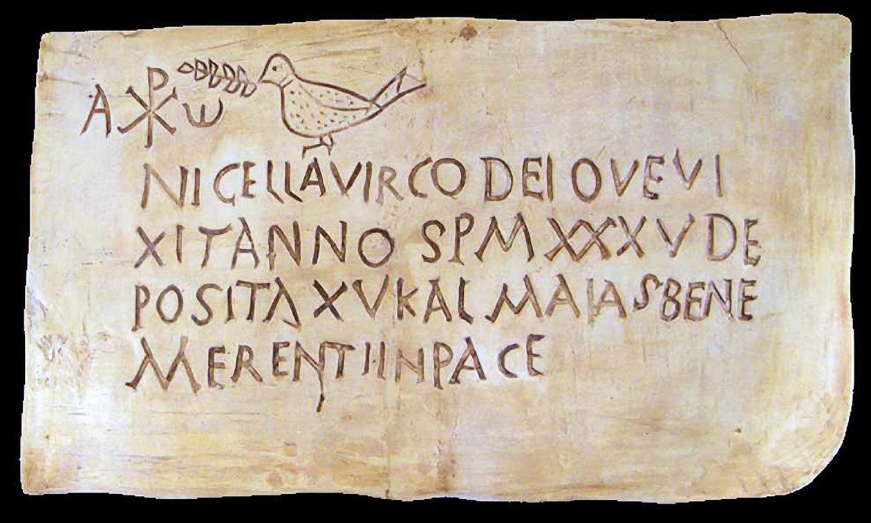 Inscripción funeraria de las catacumbas romanas con los primeros símbolos cristianos de Roman