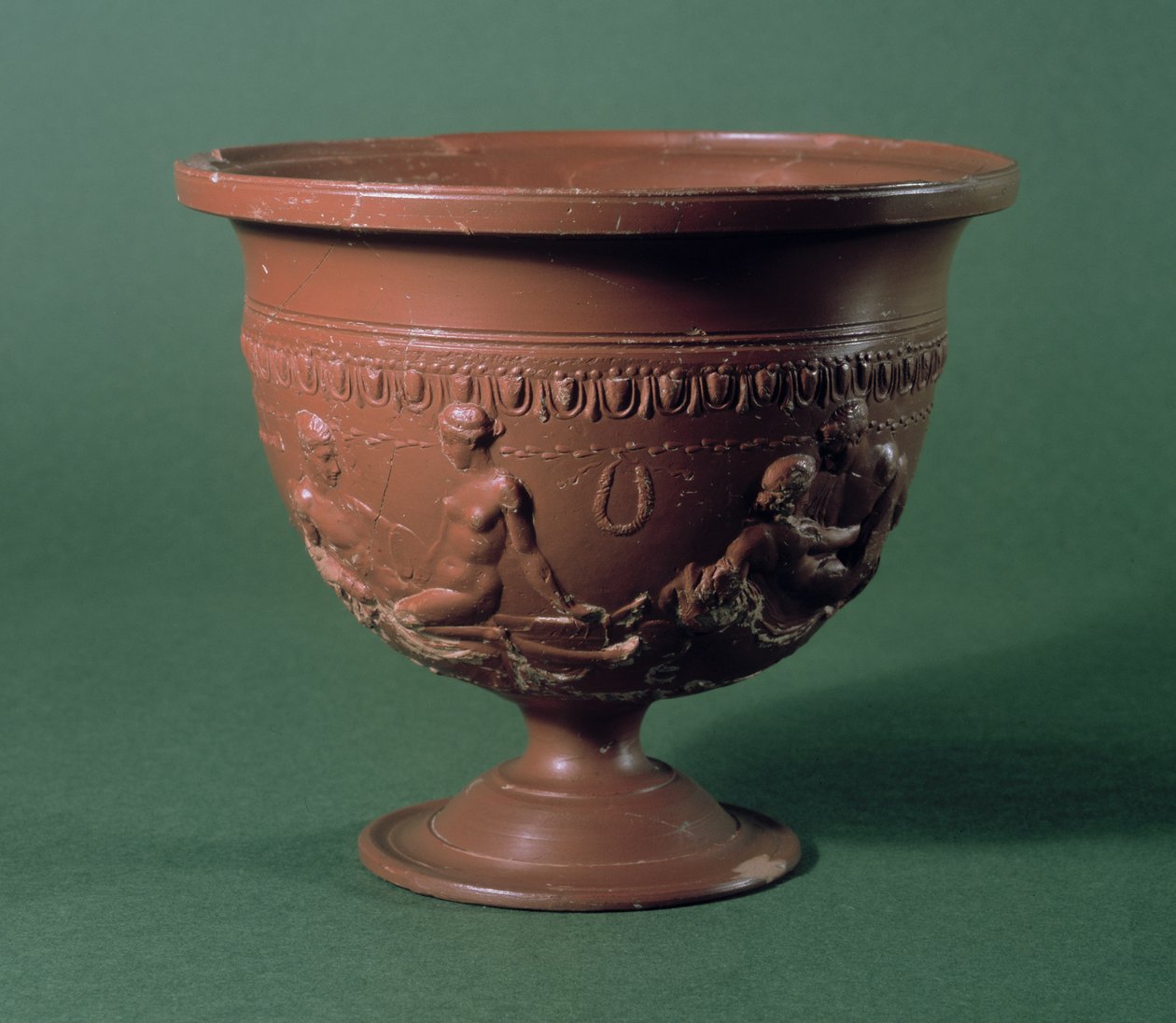 Crátera que representa amantes, Arezzo, c. siglo I a.C.-siglo I d.C. (cerámica de esmalte rojo) de Roman