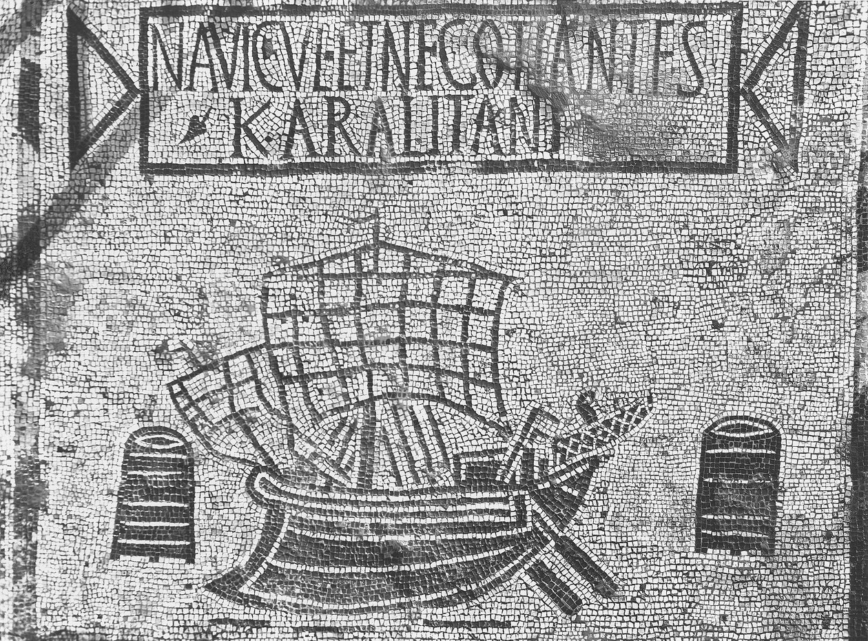 Detalle del pavimento del Piazzale dell Corporazioni que representa una escena náutica (mosaico) de Roman
