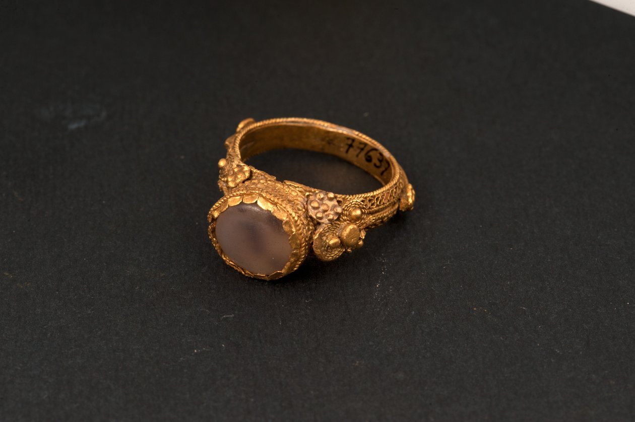Anillo (oro y jaspe) de Roman