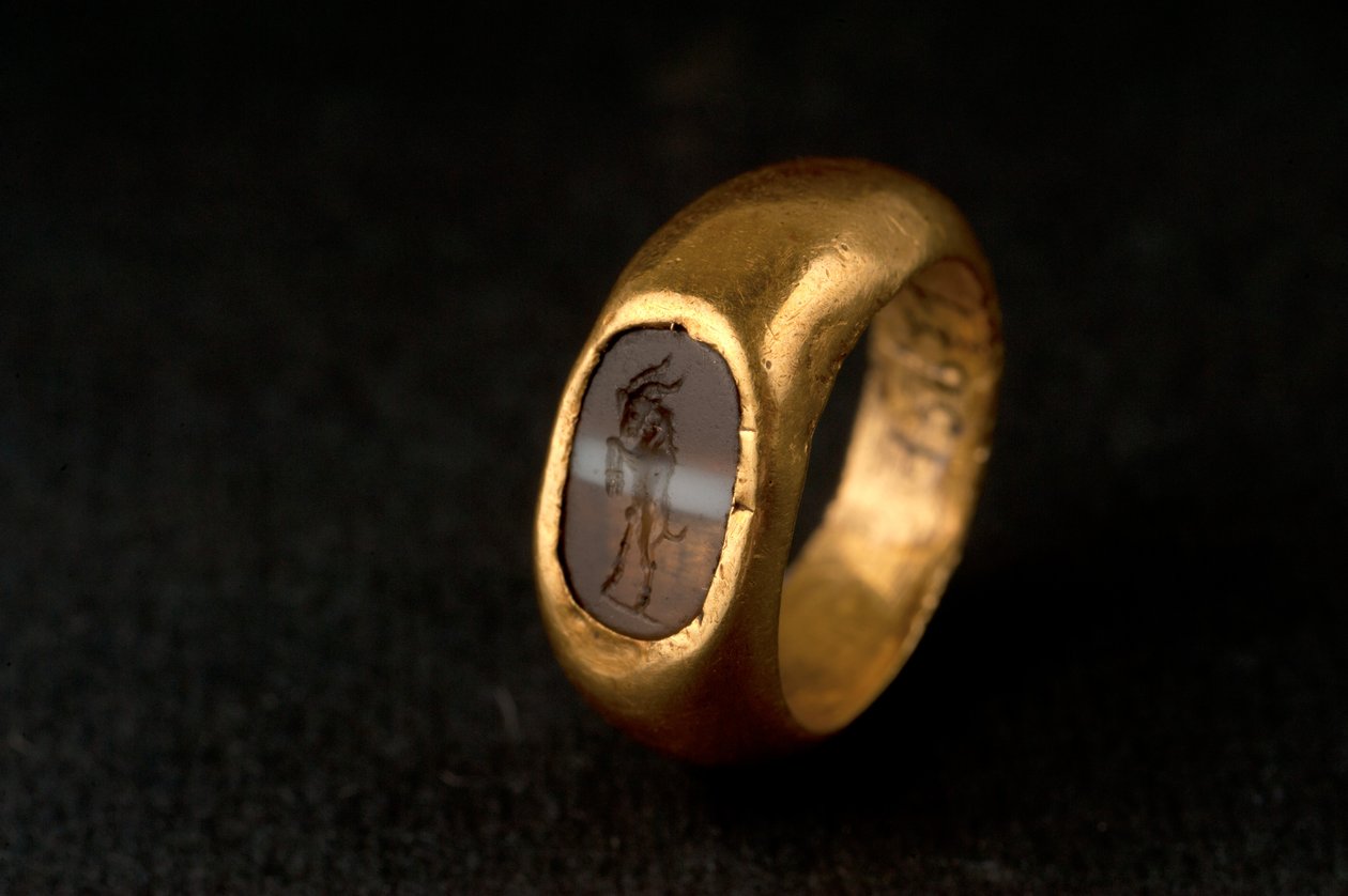 Anillo (oro, calcedonia y ágata) de Roman